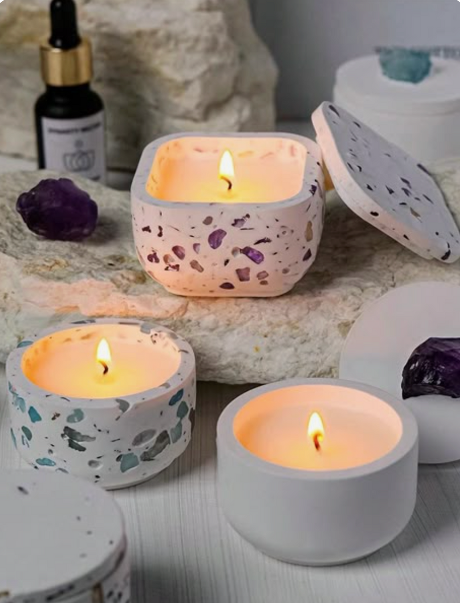 Velas en recipientes de cemento terrazo